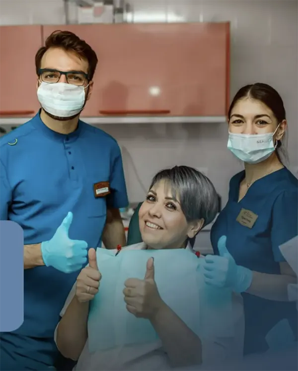 Довольный пациент с имплантологами