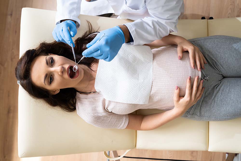 Будущая мама в стоматологическом кресле