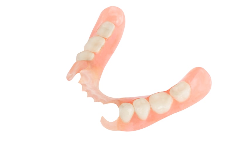 Частичный протез на нижний ряд зубов