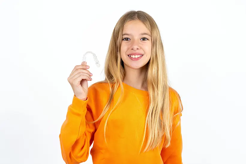 Девочка 12 лет носит элайнеры для выравнивания зубов