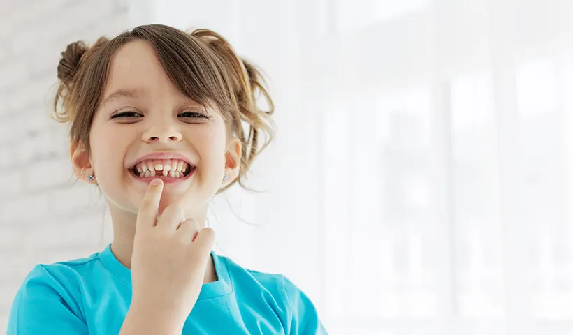 У девочки меняется прикус, прорезываются постоянные зубы