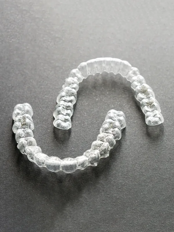 Пара элайнеров для выравнивания зубов