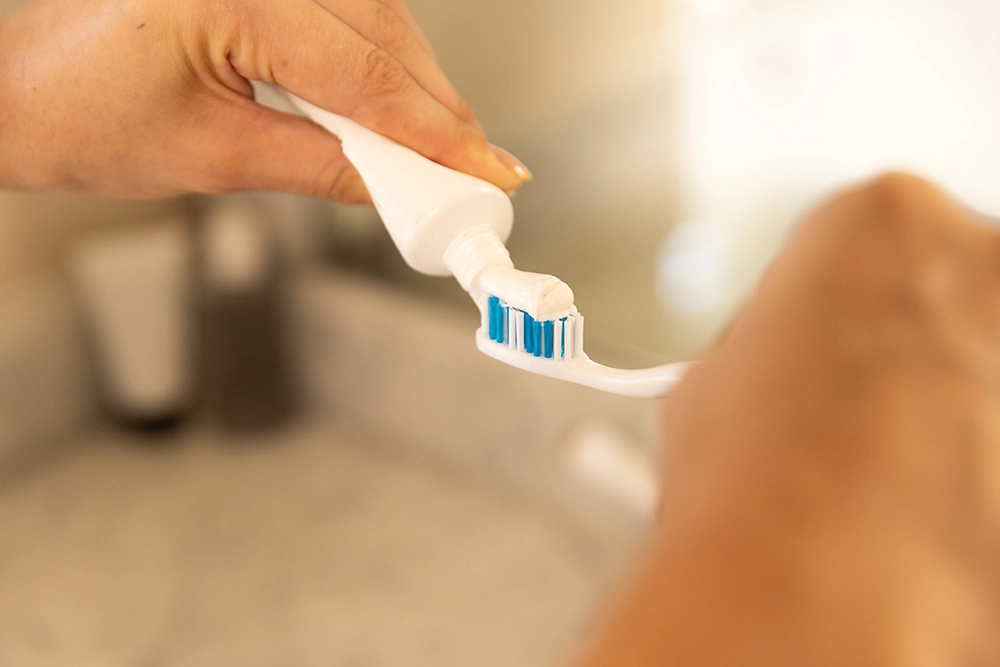 Зубная щётка и паста с фтором