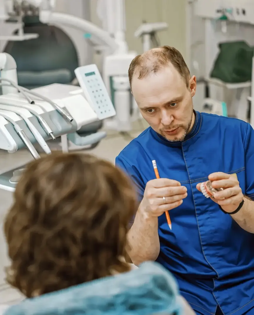 Первая консультация перед имплантацией зубов у хирурга-имплантолога