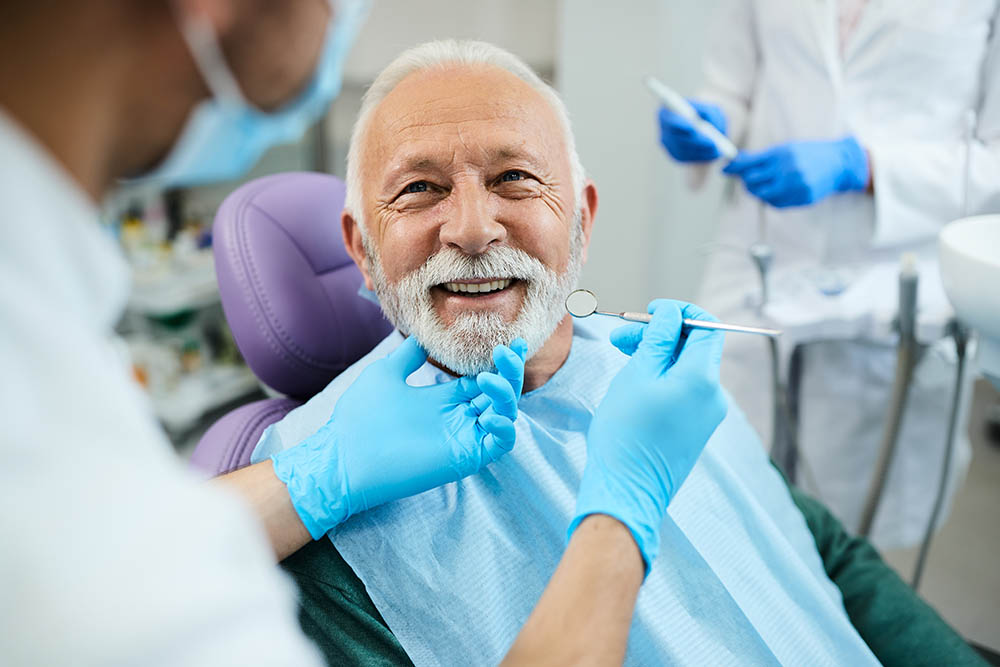 Для профилактики адентии зубов нужно регулярно посещать стоматолога для осмотра