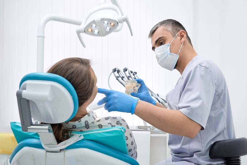 Стоматолог дает рекомендации пациенту