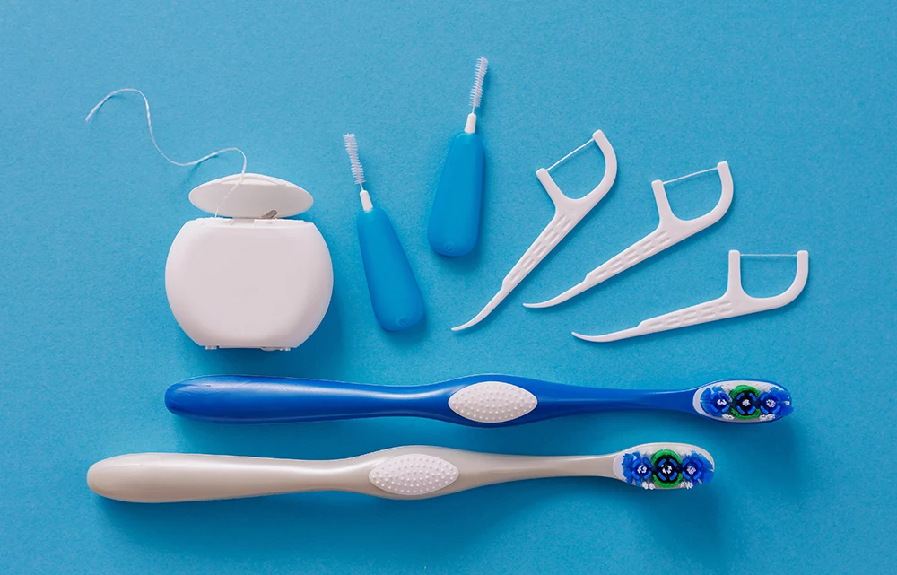 Комплект для укрепления зубов: нить, ёршики и зубные щётки