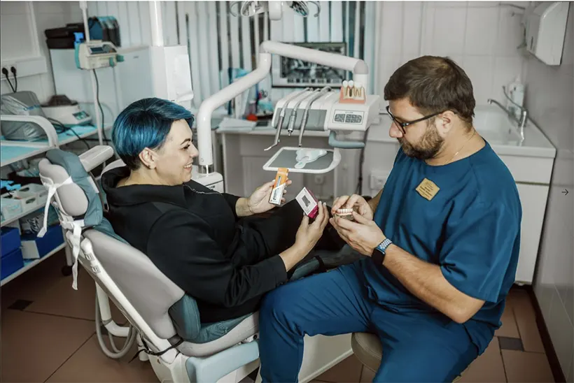 Пациент на консультации у имплантолога