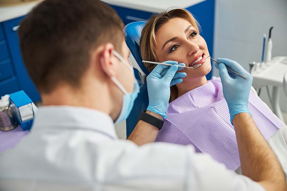Девушка в кресле на приеме у стоматолога