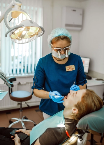 Врач оценивает глубину рецессии