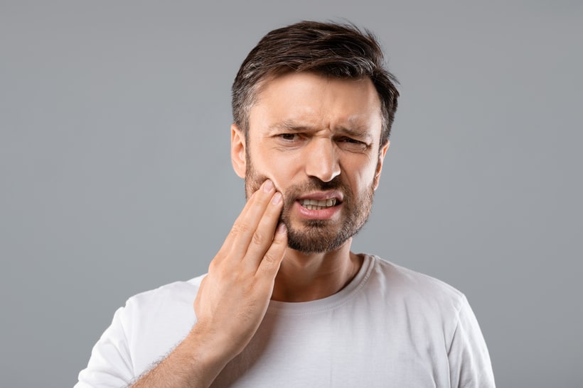 у мужчины зубная боль из-за пульпита