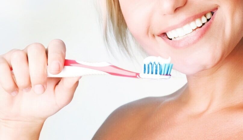 Почему недостаточно самостоятельной чистки зубов?